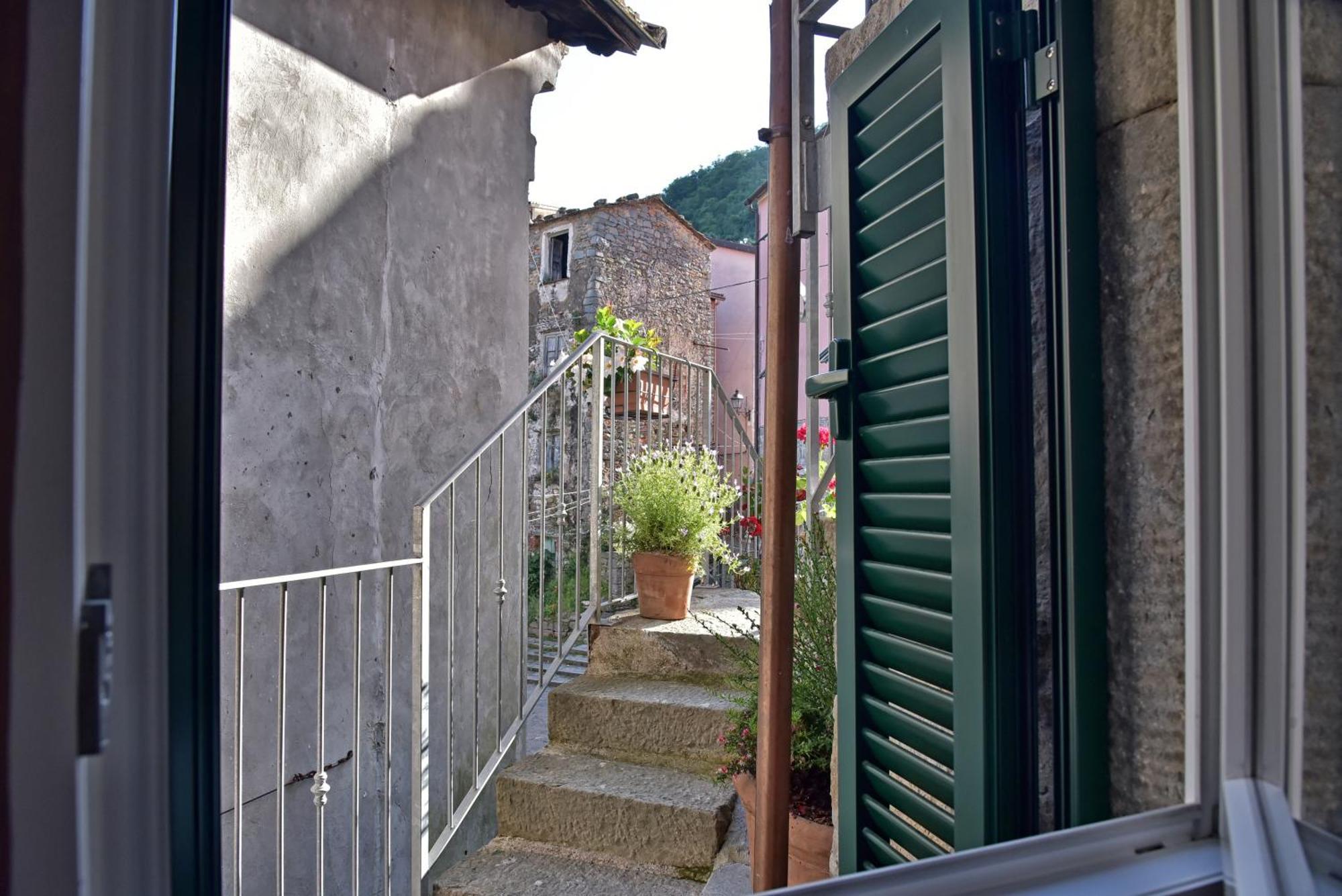 Casa Vacanze Tra I Monti E San Martino Biassa Exterior foto